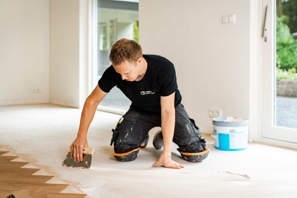 Vloer egalisatie van PVC ondergrond voor strak resultaat.