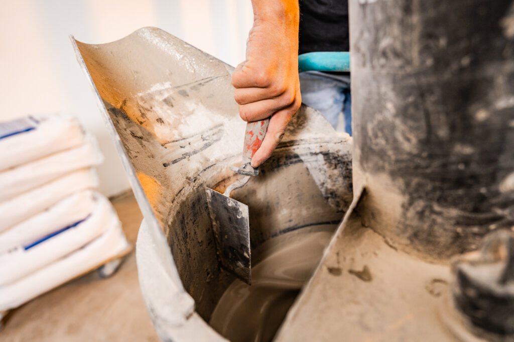 Egaline aanbrengen op keukenvloer voor glad oppervlak.